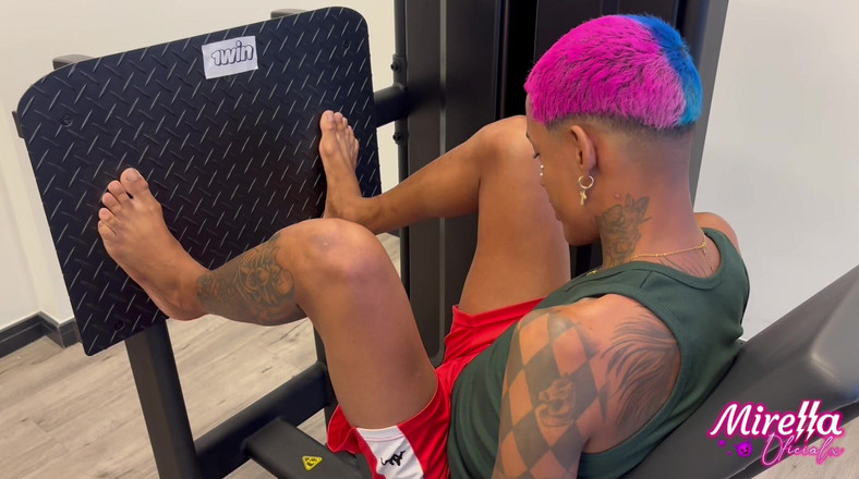 Mirellaoficialx: Я — худая силиконированная девушка из Smart Fit