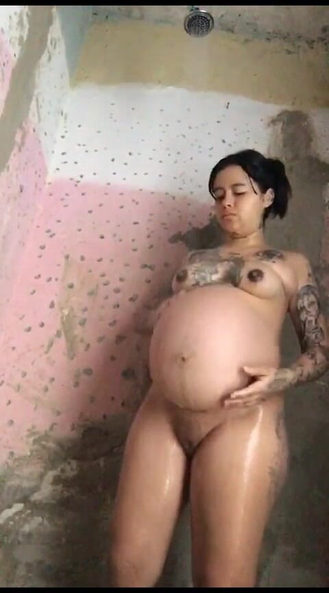 Dalyla: 내 거대한 배를 목욕하는 걸 좋아해