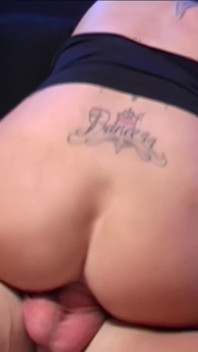 Das blonde porno-schätzchen delta white mit dicken titten ist eine straßengehende hure, die nach einem großen weißen schwanz zum lutschen und ficken sucht