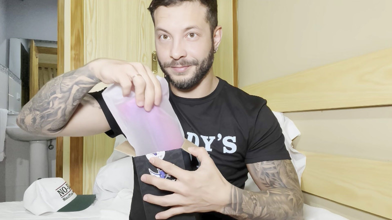 John Brachalli: Mencuba Raksasa Merah Jambu Dildo