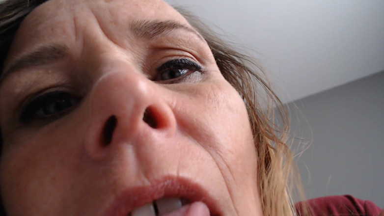 KimitheMilfMommy: Stepmom in bed