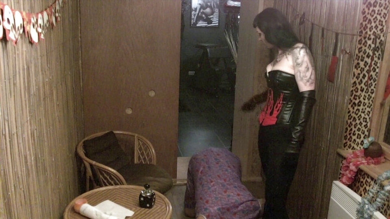 Domina Lady Vampira - SM Studio Femdom Empire: Waargenomen en gestraft door de meesteres met de ledergloves