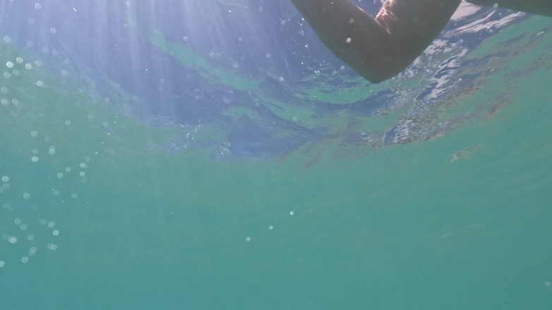 Emma Voyeur: Coño Bajo El Agua Juega Con Un Tapón