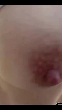 Saltando peitos acima do seu rosto e pov você joga por dedos em meus mamilos escuros duros vídeo 08:17 Minutos