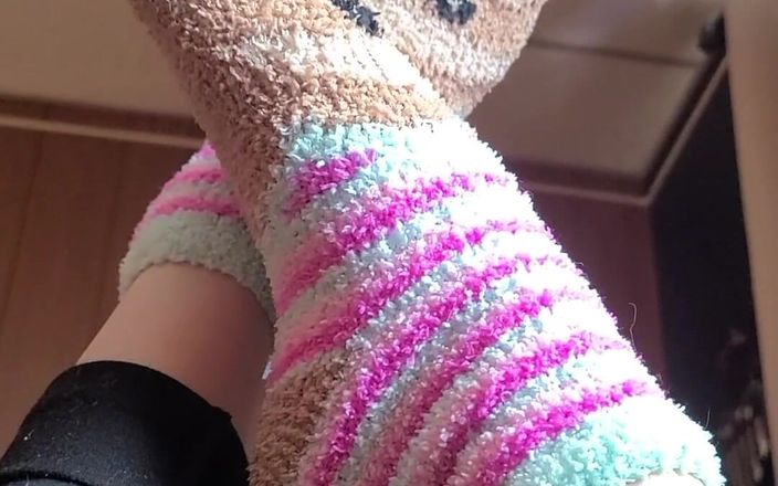 Raven Willow: 3 minuter av fuzzy sloth sock love