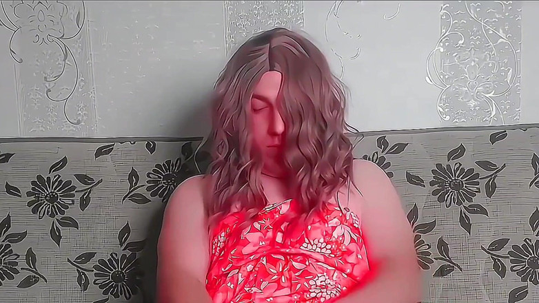 Kitty_Cross: Mooie femboy die hoed vasthoudt terwijl haar in de wind...