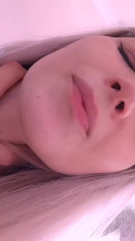 A Horny Stranger Girl Dragged the Delivery Man's Dick Into Her Pussy