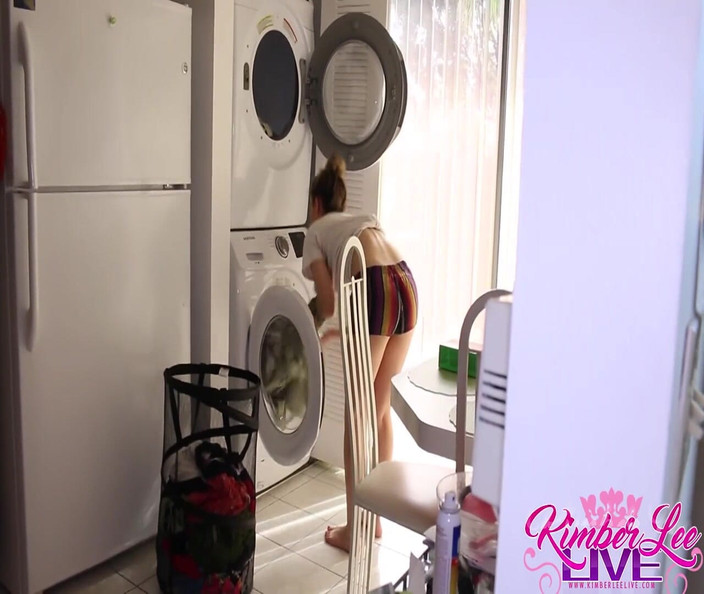 Kimber Lee: Handjob bilik dobi Kimber Lee!