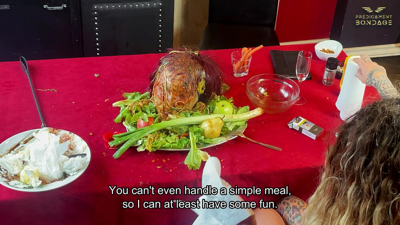 Dominatrix Frida: Ponižování bezmocného otroka u jídelního stolu (223)