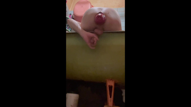 IncredibleGuy: Masturbuje ptáka a vyčnívající výhřez