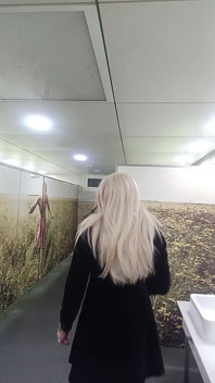 Galerideki sarışın