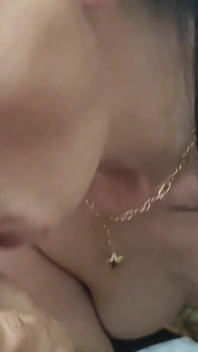 Üvey anne ev hanımı üvey oğlunun randevudan önce gerginliği serbest bırakmasına yardımcı olmak için ağzına boşalmalı sakso çekiyor
