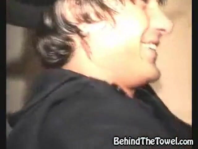 Behind The Towel: Striptease deslumbrante que la deja sin aliento