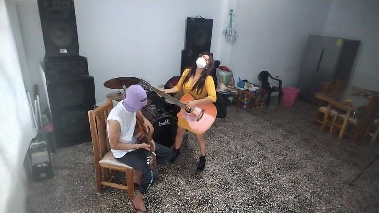 NEGRITA SEXY: 내 친구를 따먹는 것에 대해 환상을 가지고 교실에서 자위해