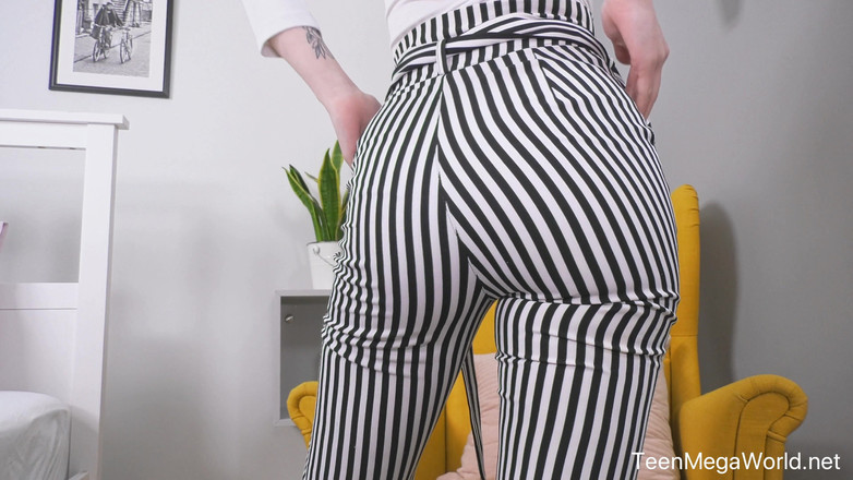 Teen Mega World: Kočička skrývá robertek v kundičce