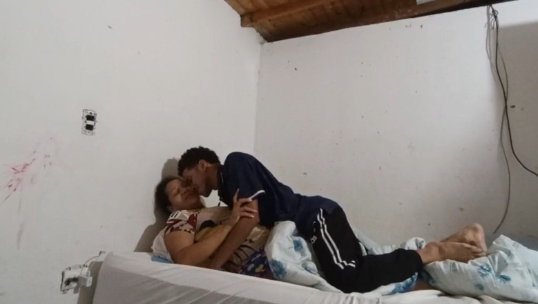 Jovencandelita: Моя мачуха в кімнаті, я користуюся виконанням своєї фантазії зі старшою жінкою, і ми закінчуємо сексом без презерватива