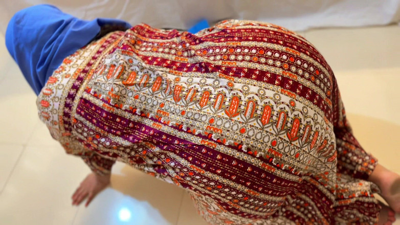 Aria Mia: Gran culo caliente mucama atrapada debajo de la cama