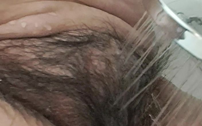 Mommy big hairy pussy: Rijpe vrouw wast poesje om te neuken