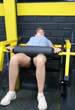 Shamelesscouple: 私のショーツの下を覗いてるの?