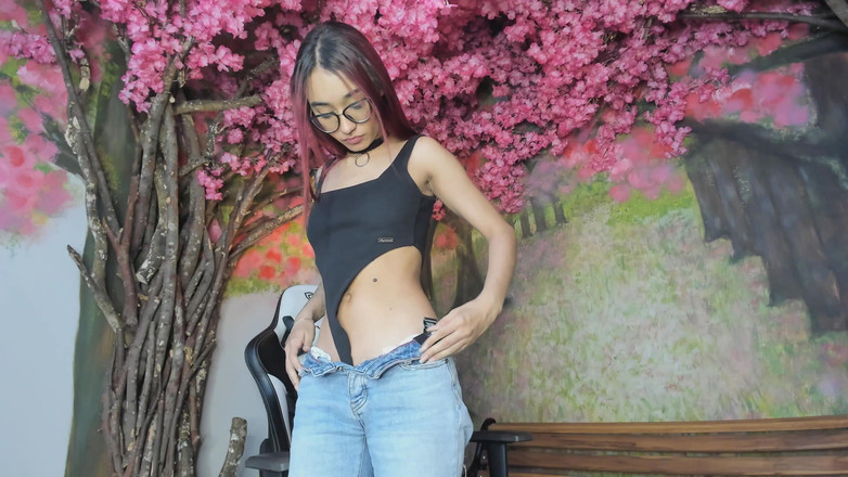 Colombianas amateur: Chica sexy con el pelo rojo y gafas baila en...