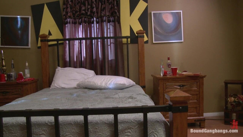 Bound Gang Bangs by Kink: Parti Frat: Starring Cassandra Nix dalam gangbang pertamanya! 12 Lelaki