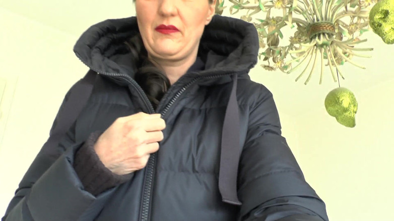 Lady Victoria Valente: Koyu mavi aşağı ceket üzerinde fermuar testi, Lady Victoria Valente