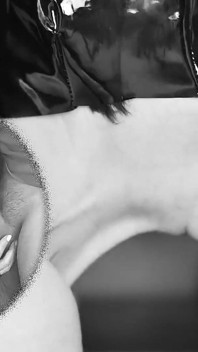 Tante seksi catwoman lagi asik nyepong kontol besar dan telan sperma hangatnya sebelum dientot habis-habisan sama dua kontol sekaligus