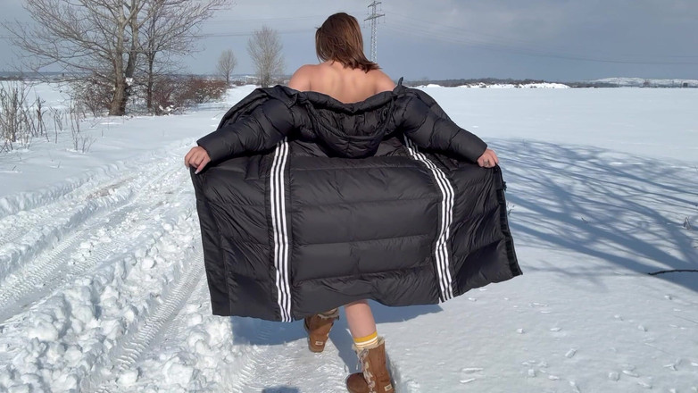 Emeli: 在雪地里裸体玩耍