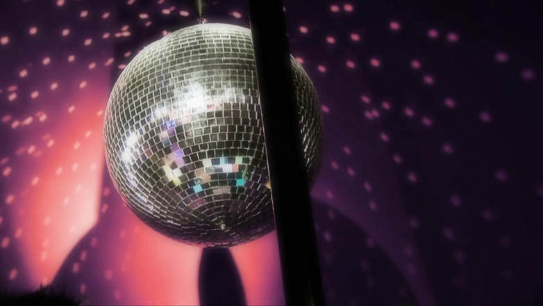 Perv Milfs n Teens: Bruneta s velkými prsy Paige Ashley kouří a šuká ve spodním...