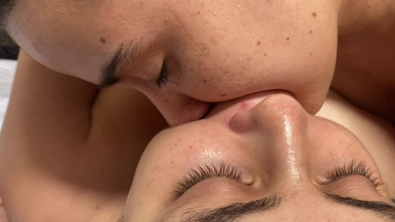 zoemelissa: 她又用她那巨大的乳舌操我的喉咙