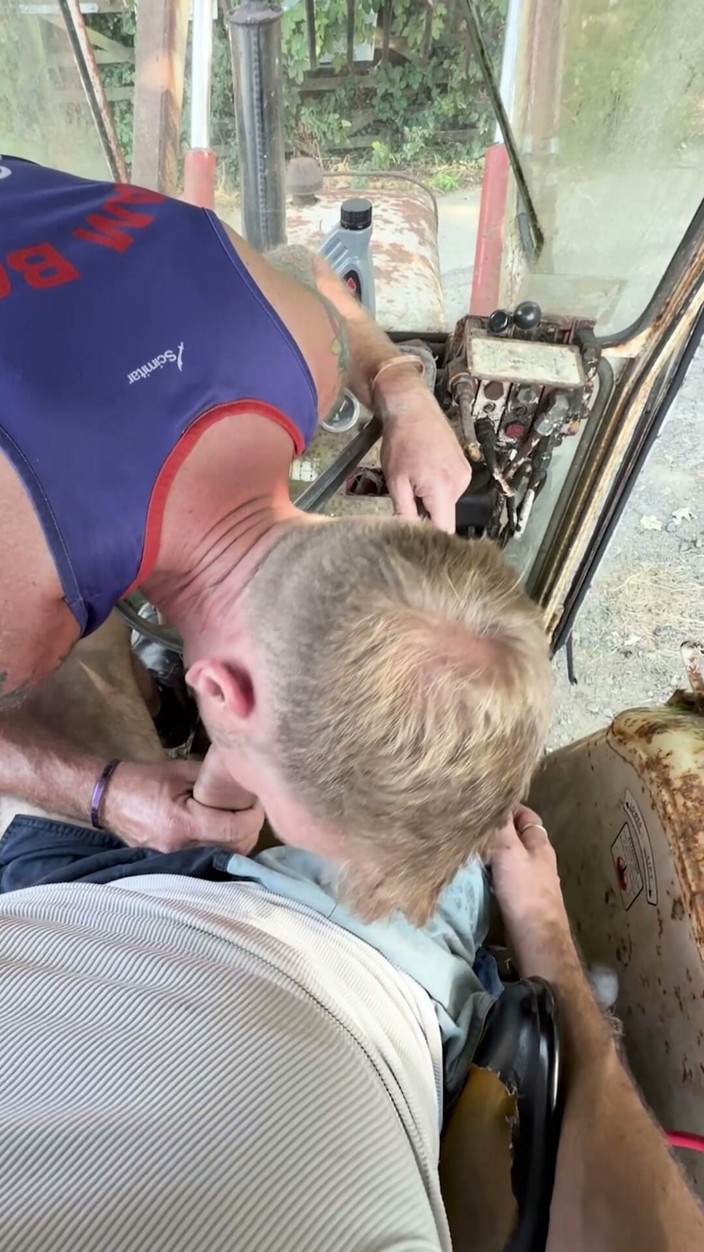 Farmer Sam: Granjero es follado por su compañero de trabajo
