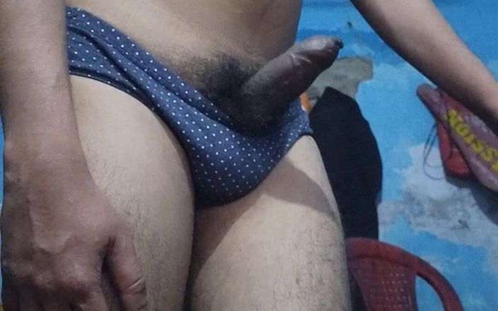 Lustyizlife: Azgın Hintli genç çocuk mastürbasyon yaparken ve okşuyorken üvey kız kardeşinin sutyenini...