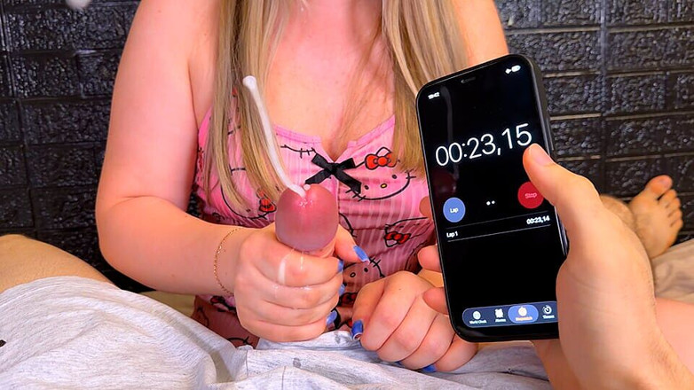 Marshmallow Sweet: Klaarkomen in 23 seconden - sexy blondine probeert haar eerste ultrasnelle aftrekbeurt