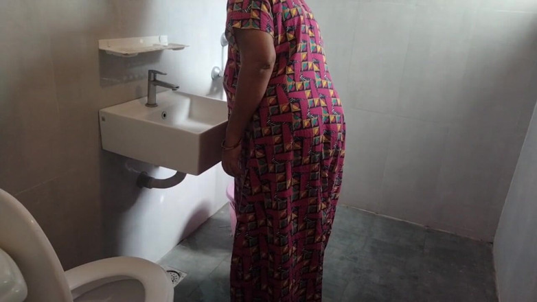 Reshmahotever: Tombul teyze ateşli banyo yapıyor