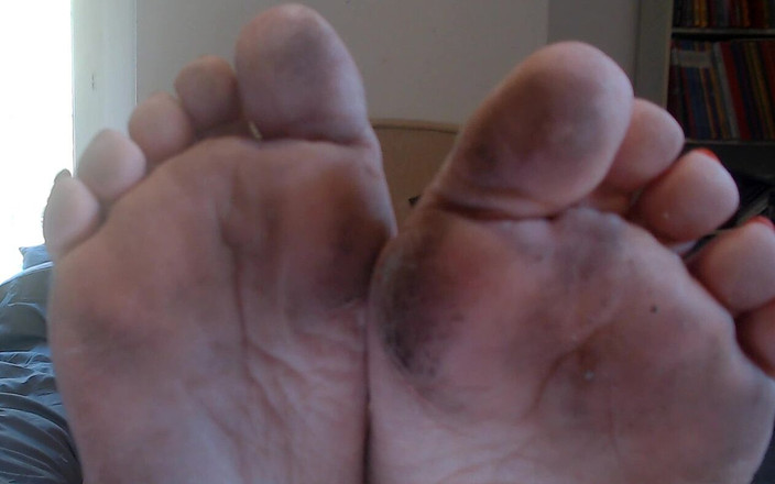 Lady Chloe: JOI Francais - あなたの継母はあなたに彼女の足と彼女の脇の下の匂いを嗅がせます