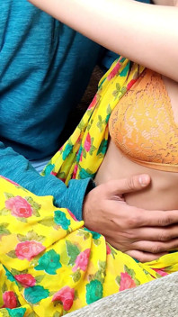 Desi India ha chiamato il suo ragazzo con un grosso cazzo a casa e viene scopata duramente in Sari giallo