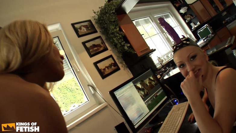 Lesbian porn for you: 巨乳美女がおもちゃでマンコを犯しながら潮吹きし、ガールフレンドを深くフィストする