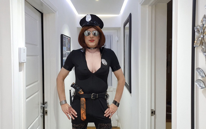 Lucy Essex CD: ビッグコックの警察官ルーシーがセックスし、貞操サブで屈辱を味わう