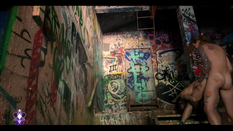 Gray Perrier: 变性女孩在一个废弃的动力装置中公开操一个变性人