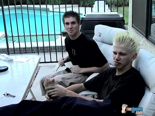 Toegasms: 스트레이트 소년과 함께하는 지저분한 발 재미