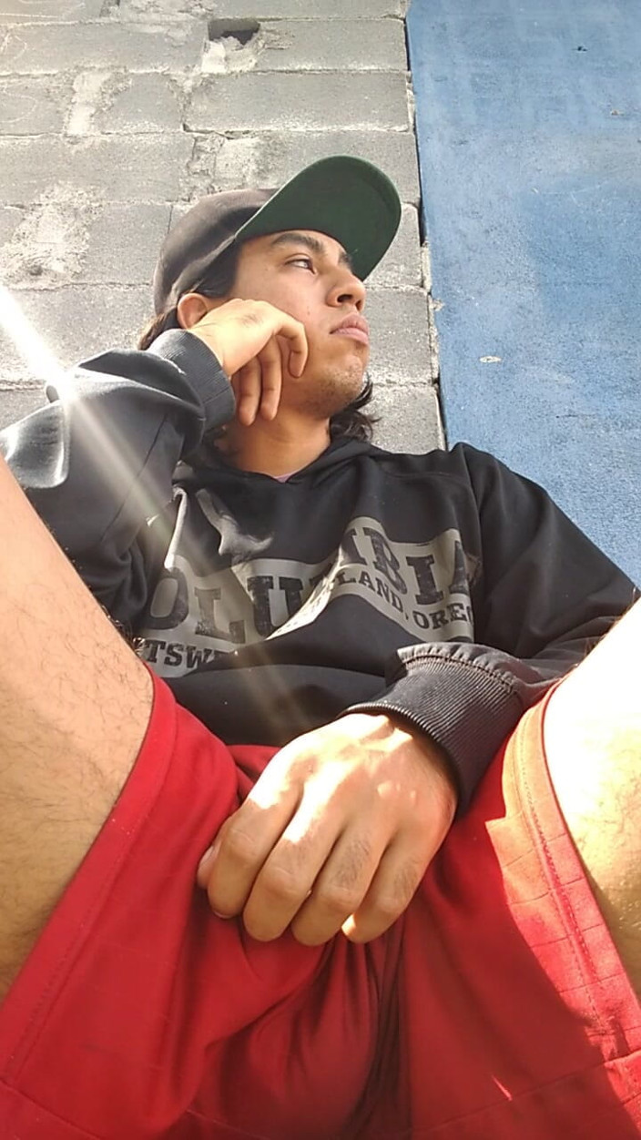 AlexAlejandro13: Um pau tremendo desse cara de cabeça grande