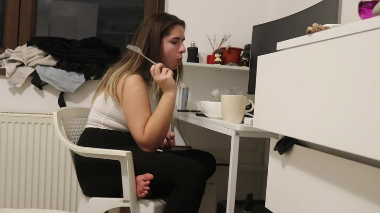 NipsAndStrips: Xì hơi trong khi ăn tại bàn làm việc của tôi