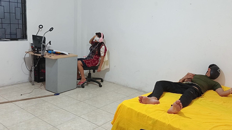 Goky: Hermanastra sentada mientras me masturbo para ella