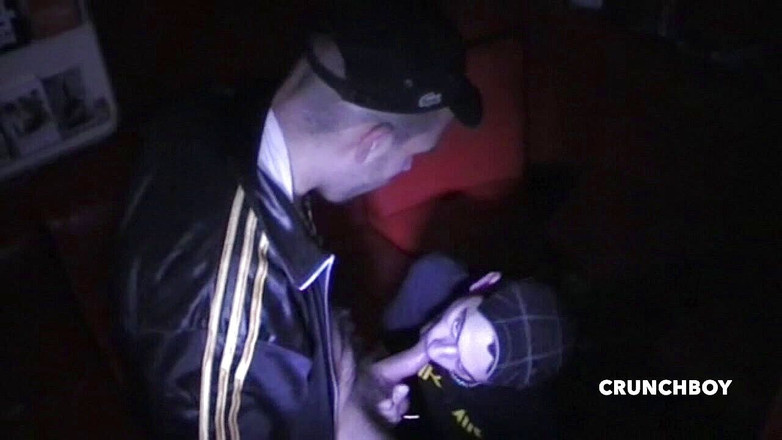 STRAIGHT BOY CURIOUS: 배드보이와 함께하는 스니커즈 및 발 도미나이톤