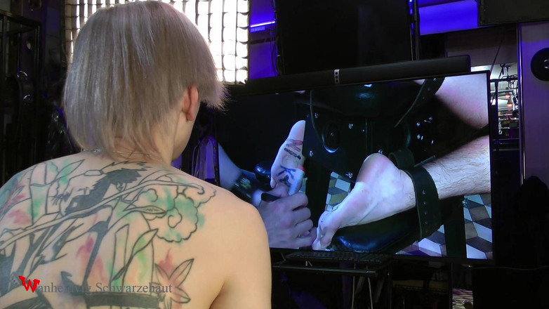 Wanheldvig: Nicky de groază cu picioarele gâdilate