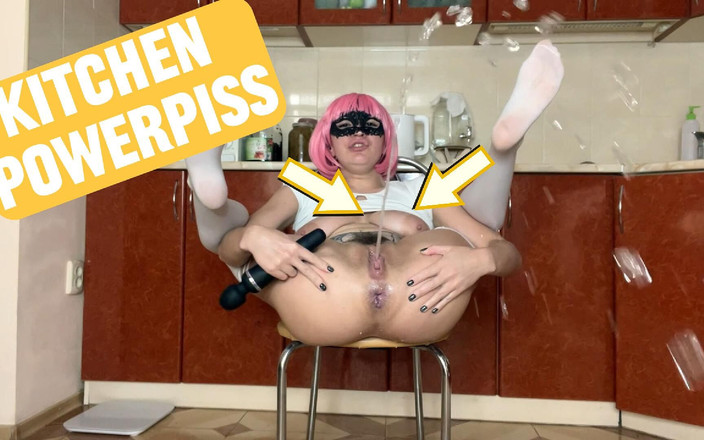 Luna Woxy: О мой бог! Мощный моча на кухне!