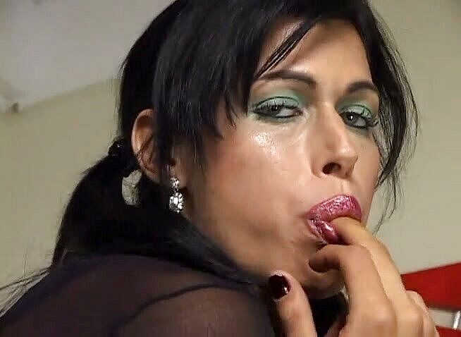 Shemale World: Pokud dáte prst shemale, vezme celou ruku!