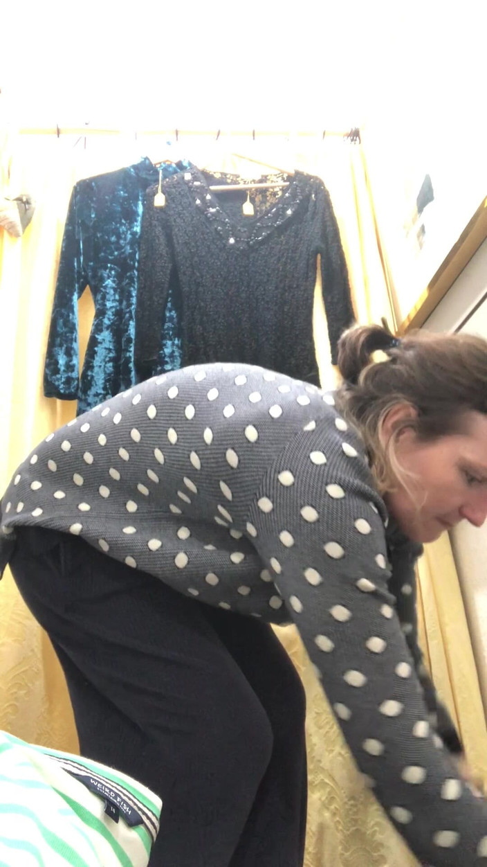 MistressWriggler: 公共の場で裸になるのが唯一の方法なのに!