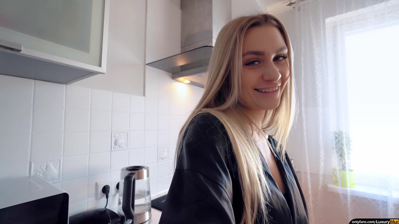 ReplayXXXLady: Home Story Legte Meine Stiefmutter Auf Den Küchentisch Und Fickte...