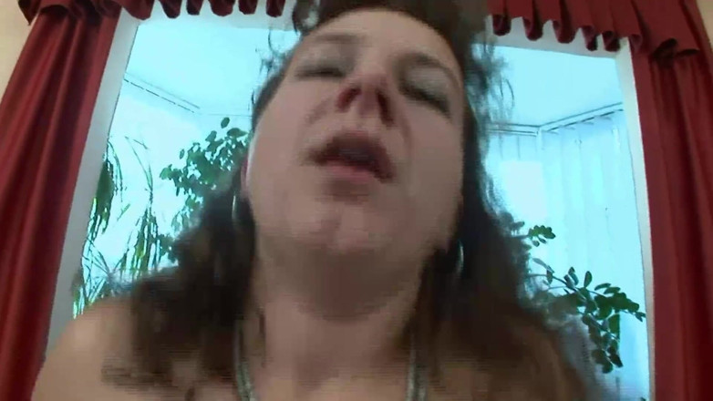 Mature Climax - 100% Mature Videos: Rondborstige rijpe vrouw houdt van de smaak van sperma